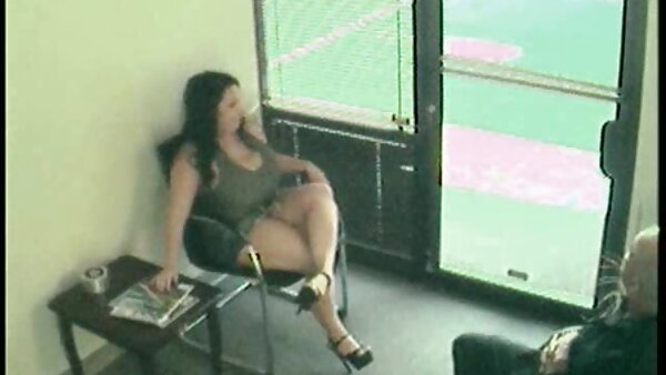 کاتانا در حال فیلم سکسی وحشی خارجی لذت بردن از هوای تازه و بیدمشک خود در بالکن